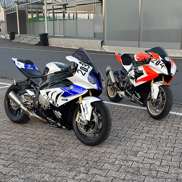 Zwei BMW S1000RR Motorräder – eines straßentauglich, eines für die Rennstrecke umgebaut – PitX Renntechnik Team